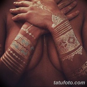 Фото тату хной на бедрах. Сложные восточные узоры, геометрические фигуры, временная татуировка.