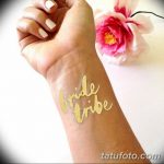 Фото тату: золотая надпись "bride tribe" украшает запястье девушки, создавая стильный и праздничный образ для свадебной вечеринки.