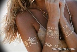 Фото тату: золотые татуировки на предплечьях и руках, выполненные в виде растительных узоров и геометрических фигур. Идеально для летнего образа.