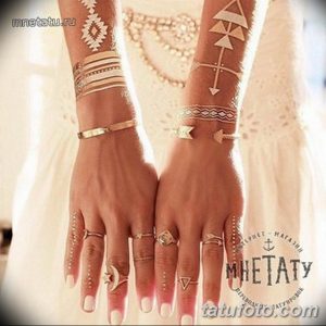 Фото тату: белые татуировки в стиле хенд-поук (hand-poke) на руках и пальцах. Изящные геометрические узоры и символы.