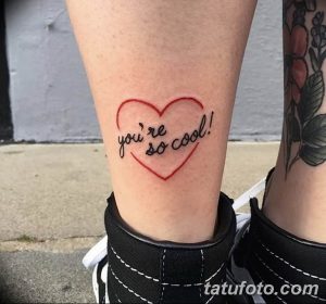 Фото тату: красное сердце с надписью "you're so cool!" на лодыжке. Нежный и позитивный рисунок, выполненный в ярких цветах.