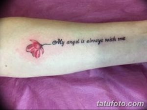 Фото тату: небольшая татуировка с надписью "My angel is always with me" и изображением красного цветка.