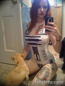 Фото тату на теле: изображение принцессы Леи из Star Wars, выполненное в черно-белом стиле с детальной проработкой.