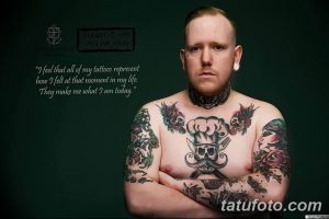 Фотография мужчины с татуировками в стиле олдскул на руках, груди и шее. Изображены якоря, розы, ласточки и другие классические символы.