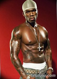Фото 50 Cent с детализированными татуировками на руках и груди, демонстрирующими его стиль и жизненный путь.