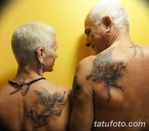 Фотография пожилой пары, стоящей спиной друг к другу, с татуировками ангелов на лопатках.