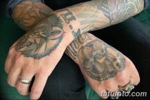 Фото тату на руках: реалистичные изображения ворона и барана в черно-серых тонах, с добавлением красных акцентов. Детализированный рисунок татуировки.
