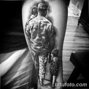 Фото тату в черно-серых тонах с изображением отца, идущего с двумя детьми. Реалистичная проработка деталей и эмоциональная атмосфера.