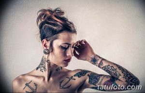 Фото тату на теле девушки: якоря, розы, морские мотивы на шее, руках и груди. Детальные рисунки татуировок в традиционном стиле.