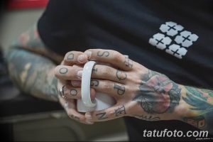Фото тату: реалистичная татуировка с изображением розы и черепа на руке. Яркий и детализированный рисунок татуировки в смешанной технике.
