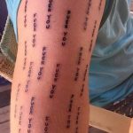 Фото тату: повторяющаяся надпись "FUCK YOU" на ноге. Смелый и вызывающий рисунок татуировки.