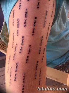 Фото тату: повторяющаяся надпись "FUCK YOU" на ноге. Смелый и вызывающий рисунок татуировки.