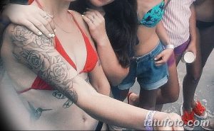 Фото тату: реалистичная татуировка розы в оттенках серого на предплечье, дополненная изображением колибри. Элегантный и женственный рисунок татуировки.