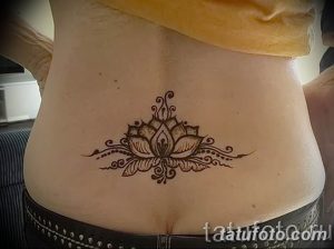 Фото тату мехенди на животе: красивый цветок лотоса с узорами, выполненный в коричневых тонах. Идеально для тех, кто ищет идеи для временной татуировки.