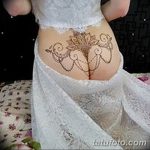 Фото тату мехенди на животе, выполненное в коричневых тонах с использованием растительных узоров и геометрических фигур. Изящный дизайн.