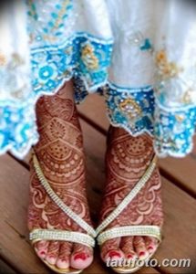 Фото тату хной на стопах, сложный восточный орнамент, традиционный рисунок для свадьбы, коричневые и голубые оттенки, женская татуировка.