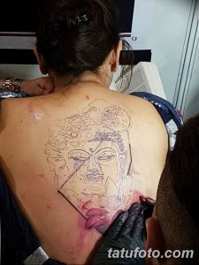 Фото тату: эскиз татуировки Будды на спине женщины, выполненный в нежных пастельных тонах.
