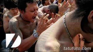 Фото процесса татуировки: мужчина лежит на кушетке, а мастер делает татуировку на его спине. Видны тату-машинка и краска.