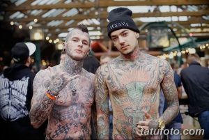 Фото двух мужчин с полными татуировками на теле: сложные узоры, символы и рисунки, демонстрирующие экстремальный боди-арт.