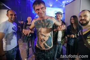 Фото тату на торсе: красочный портрет мужчины в стиле аниме с выразительным лицом и заостренными волосами. Детализированный рисунок татуировки.