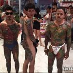 Фото: группа мужчин с масштабными японскими татуировками Ирэдзуми, покрывающими спины и тела. Традиционные сюжеты, яркие цвета.