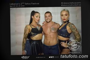 Фото с фестиваля татуировки в Ливане, где люди демонстрируют свои татуировки и яркие образы. На фото запечатлены девушки и мужчина с татуировками.