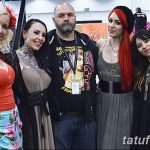 Фотография с тату-конвента, где собрались мастера тату и их клиенты, демонстрирующая атмосферу творчества и обмена опытом.