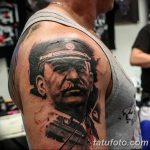 Фото тату реалистичного портрета мужчины на плече. Детализированный рисунок, выполненный в черно-серых тонах, передает характер и эмоции.