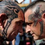Фото тату: два мужчины с татуировками на лице и шее. Детализированные рисунки татуировок в стиле олдскул.