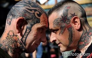 Фото тату: два мужчины с татуировками на лице и шее. Детализированные рисунки татуировок в стиле олдскул.