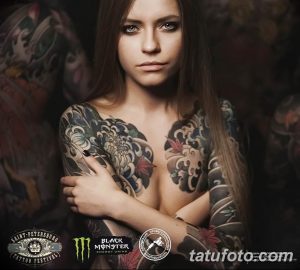 Фото тату: красивая девушка с татуировками на руках в стиле ирэдзуми. Детализированные рисунки татуировок с изображением драконов и цветов.
