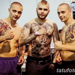 Фото тату: трое мужчин с яркими японскими татуировками на груди, руках и плечах, демонстрируют свои рисунки.