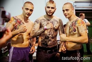 Фото тату: трое мужчин с яркими японскими татуировками на груди, руках и плечах, демонстрируют свои рисунки.