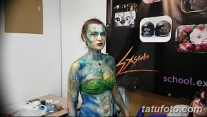Фото девушки, тело которой полностью расписано в стиле боди-арт. Рисунок изображает морскую нимфу с плавными линиями и яркими цветами.