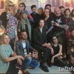 Фотография большой группы мастеров тату на фестивале, демонстрирующих свою профессиональную команду и творческую атмосферу.