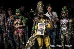 Фото боди-арта с яркими, красочными рисунками на телах моделей, демонстрируемых на фестивале татуировок. Уникальные и креативные рисунки.