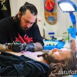 Фото процесса нанесения татуировки: мастер делает тату с изображением красного дракона на спине клиента.