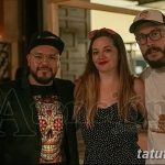 Фотография группы людей на тату-конвенции, у одного из которых видна татуировка на руке в виде черепа.