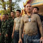 Фотография группы монахов с традиционными татуировками на теле. Видны сложные узоры, покрывающие спины и руки.