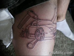 Фото тату: эскиз татуировки автомобиля на ноге. Черно-белый рисунок с детальной проработкой. Идеально для автолюбителей.