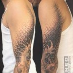 Фото тату: татуировка, покрывающая всю руку, выполнена в технике dotwork с использованием геометрических узоров и органических элементов. Сложный и детализированный рисунок татуировки.
