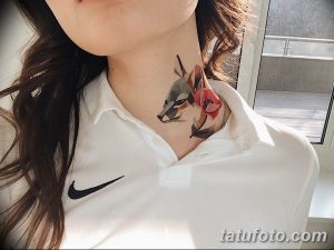 Фото тату: небольшое тату на шее с изображением головы волка и нескольких красных роз, выполненное в акварельной технике.