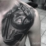 Фото реалистичной татуировки старинных карманных часов на груди мужчины. Детализированный рисунок с эффектом объема.