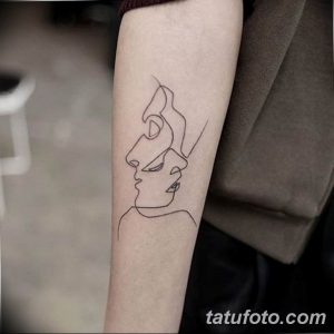 Фото минималистичной татуировки на предплечье, изображающей профили двух лиц, соединенных одной непрерывной линией.