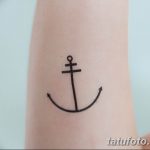 Фото тату простой татуировки якоря на внутренней стороне предплечья. Черно-белый рисунок татуировки с четкими линиями.