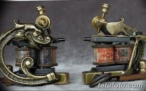 Фотография тату-машинки, выполненной в золотом цвете с изображением дракона. Детализированная проработка и уникальный дизайн.