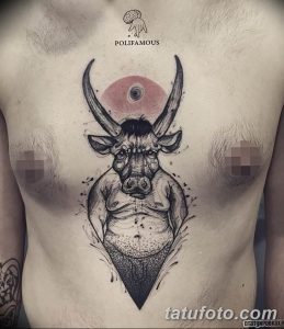 Фото тату минотавра в стиле line work на груди. Минималистичный рисунок с использованием тонких линий и геометрических фигур. Красный круг в качестве фона.