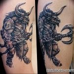 Фото тату минотавра воина на руке. Детализированный рисунок в стиле blackwork с использованием геометрических узоров и элементов брони.