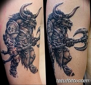 Фото тату минотавра воина на руке. Детализированный рисунок в стиле blackwork с использованием геометрических узоров и элементов брони.