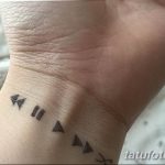 Фото минималистичной татуировки на запястье с изображением кнопок управления плеером.